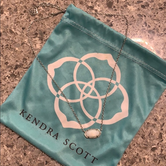 Kendra Scott Jewelry - Kendra Scott Elisa Pendant Necklace